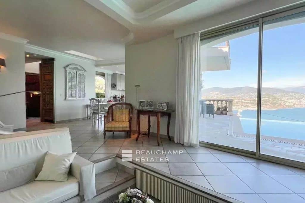 Villa with swimming pool