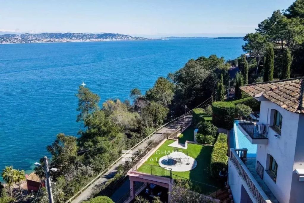 Villa with swimming pool