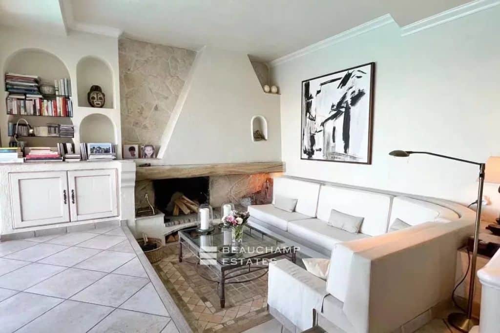 Villa with swimming pool