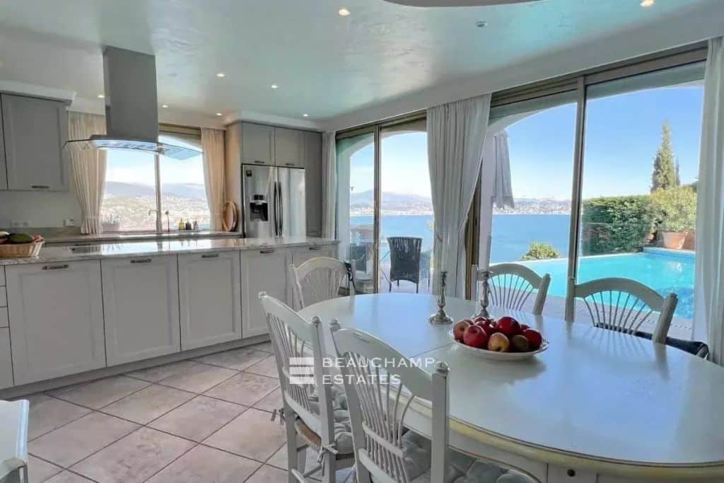 Villa with swimming pool