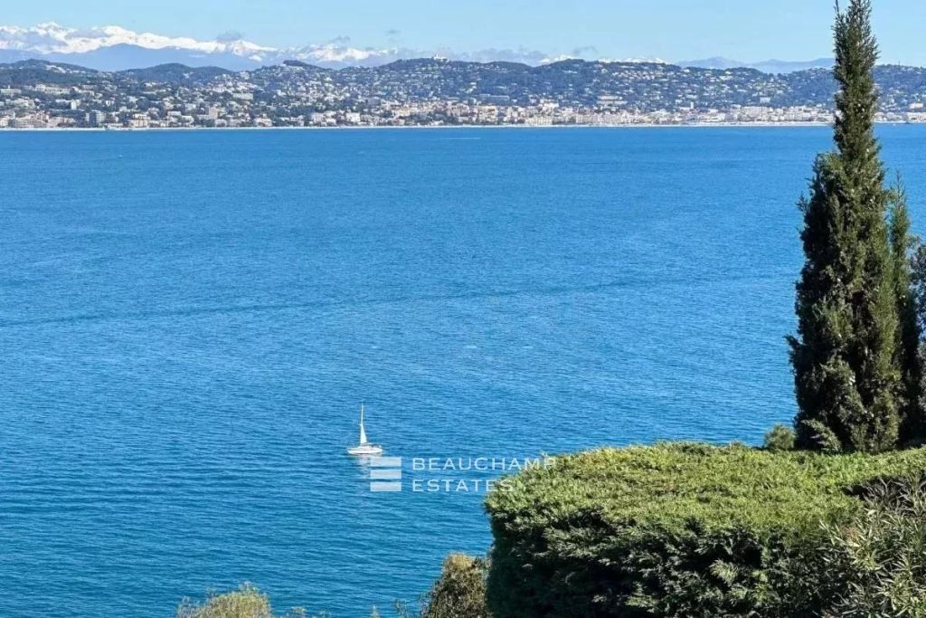 Villa with swimming pool