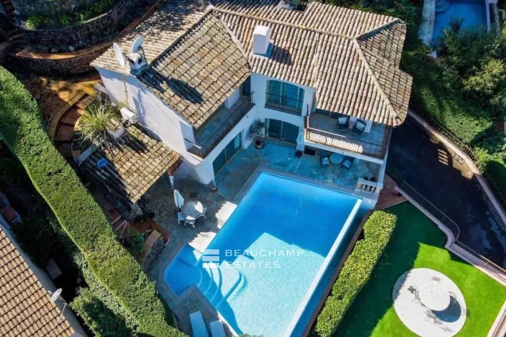 Villa with swimming pool