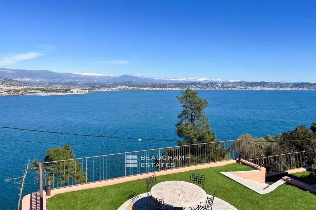 Villa with swimming pool