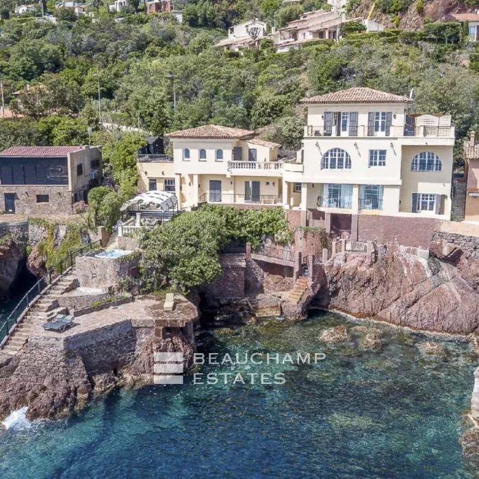 Propriété Belle Epoque pied dans l&rsquo;eau à Agay