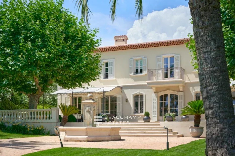 Within walking distance from the charming village of Mougins – Property with sea view