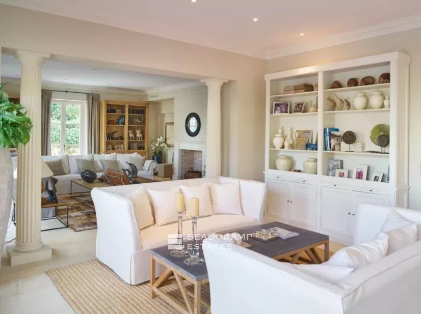 Within walking distance from the charming village of Mougins – Property with sea view