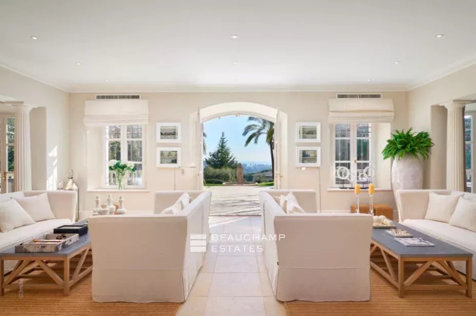 Within walking distance from the charming village of Mougins – Property with sea view