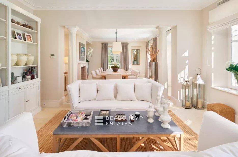 Within walking distance from the charming village of Mougins – Property with sea view