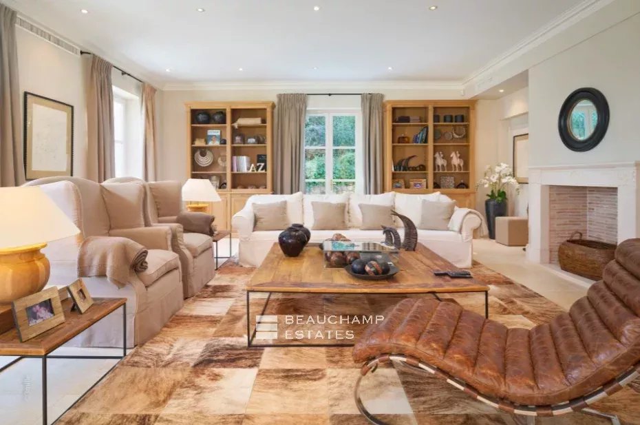 Within walking distance from the charming village of Mougins – Property with sea view