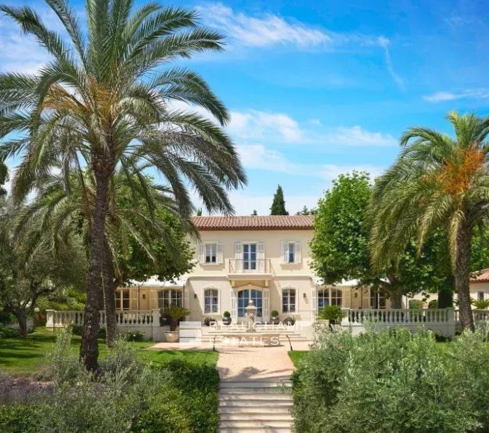 Within walking distance from the charming village of Mougins – Property with sea view