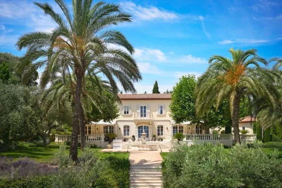 Within walking distance from the charming village of Mougins – Property with sea view