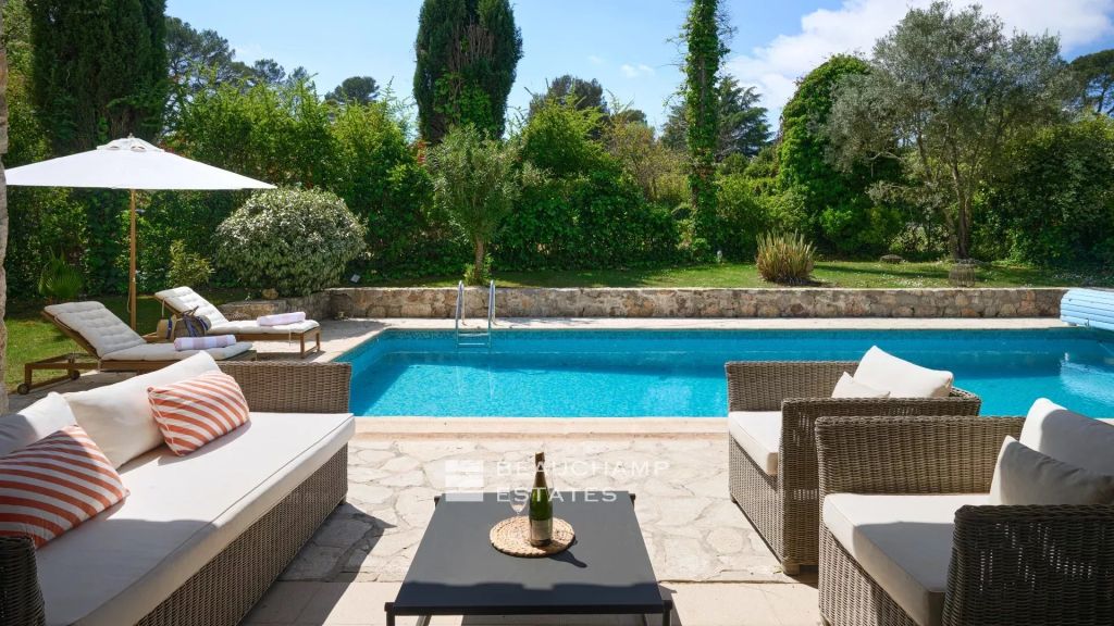 4-bedroom neo-Provençal villa in Mougins in a gated community