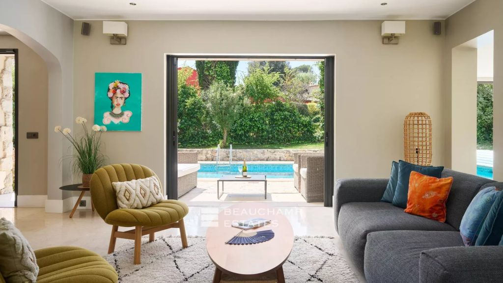 4-bedroom neo-Provençal villa in Mougins in a gated community