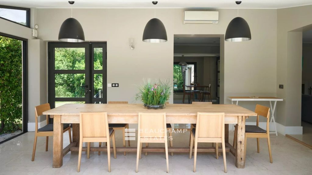 4-bedroom neo-Provençal villa in Mougins in a gated community