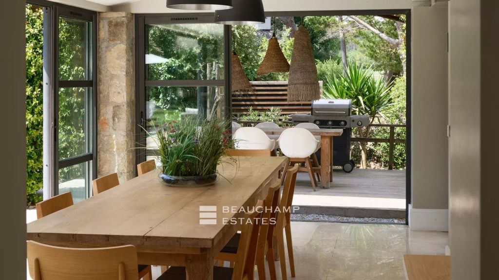 4-bedroom neo-Provençal villa in Mougins in a gated community