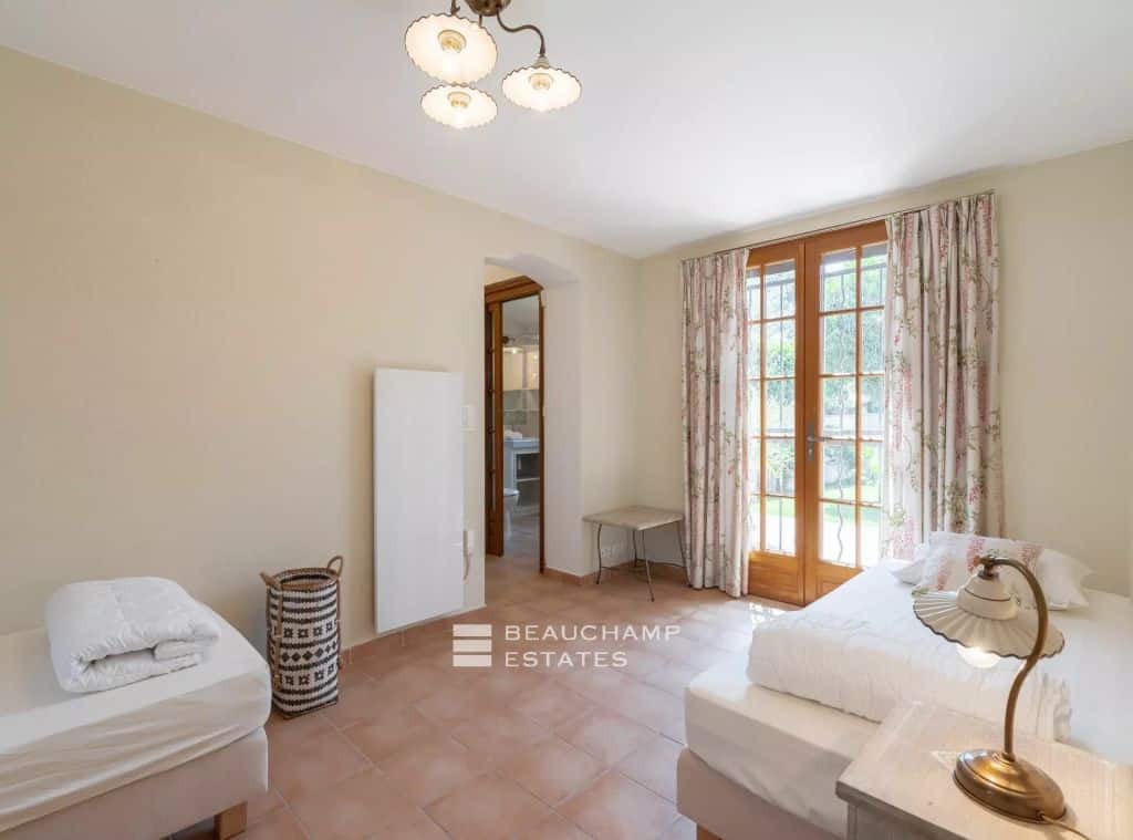 4-bedroom Provençal villa with a swimming pool, just a short walk from the beaches – Cap d’Antibes