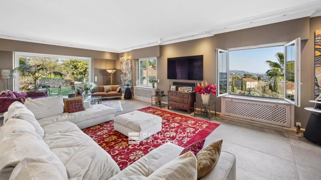 4-bedroom villa with panoramic sea views in Mougins