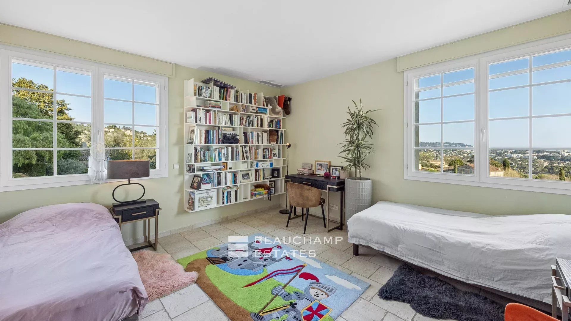 4-bedroom villa with panoramic sea views in Mougins 4-bedroom villa with panoramic sea views in Mougins