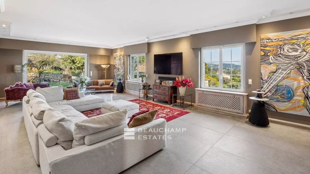 4-bedroom villa with panoramic sea views in Mougins