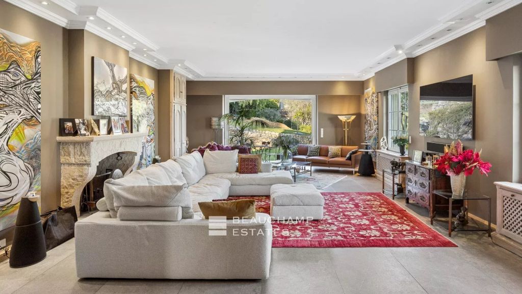 4-bedroom villa with panoramic sea views in Mougins