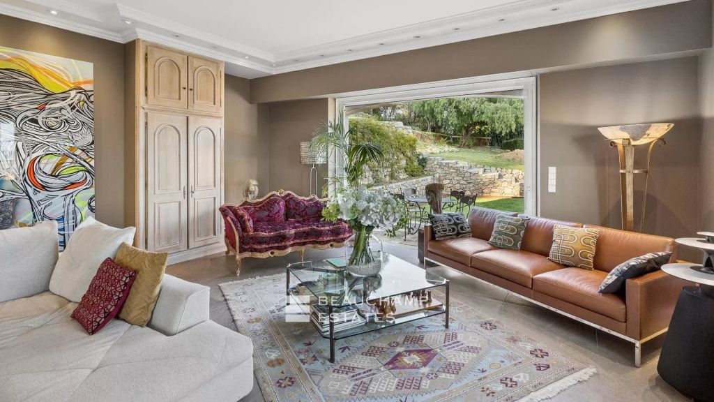 4-bedroom villa with panoramic sea views in Mougins