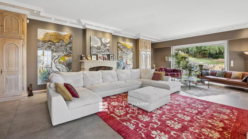 4-bedroom villa with panoramic sea views in Mougins