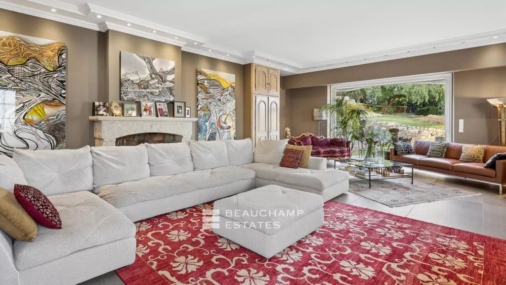 4-bedroom villa with panoramic sea views in Mougins