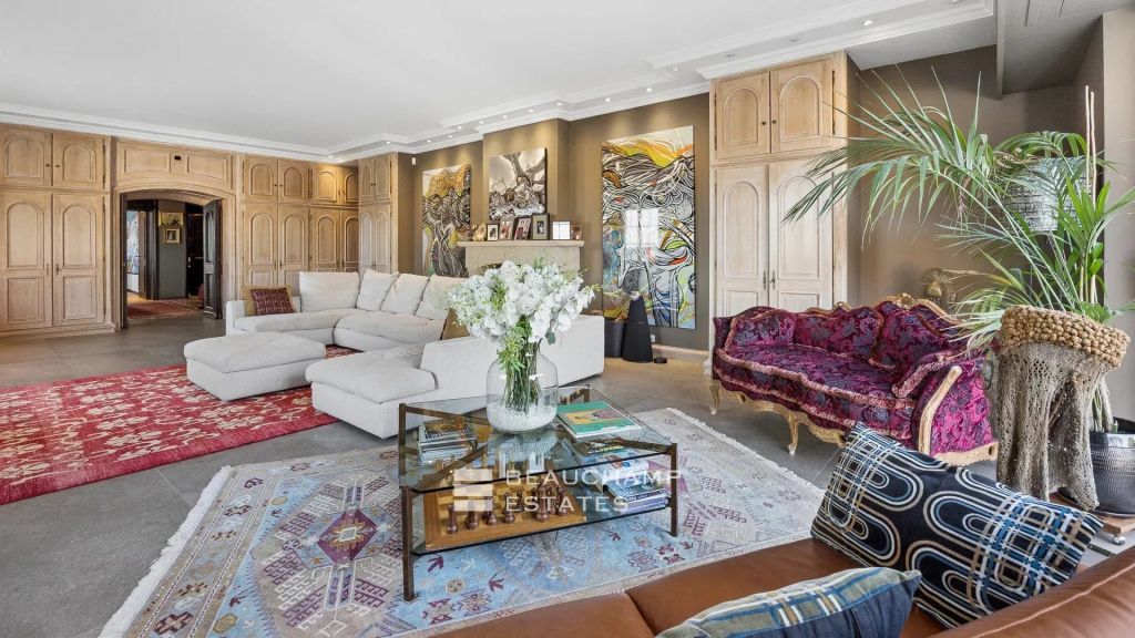 4-bedroom villa with panoramic sea views in Mougins