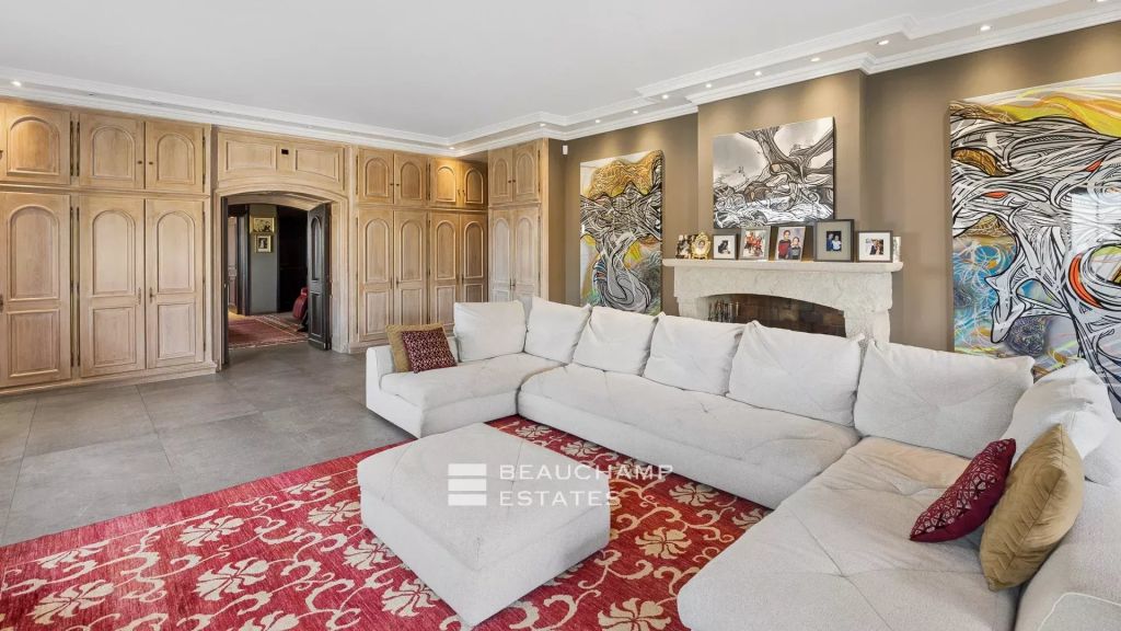 4-bedroom villa with panoramic sea views in Mougins