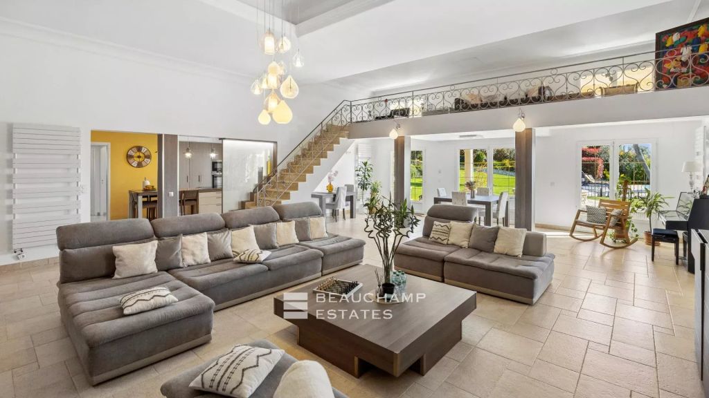 5-Bedroom Neo-Provençal Villa with Pool – Nice Fabron