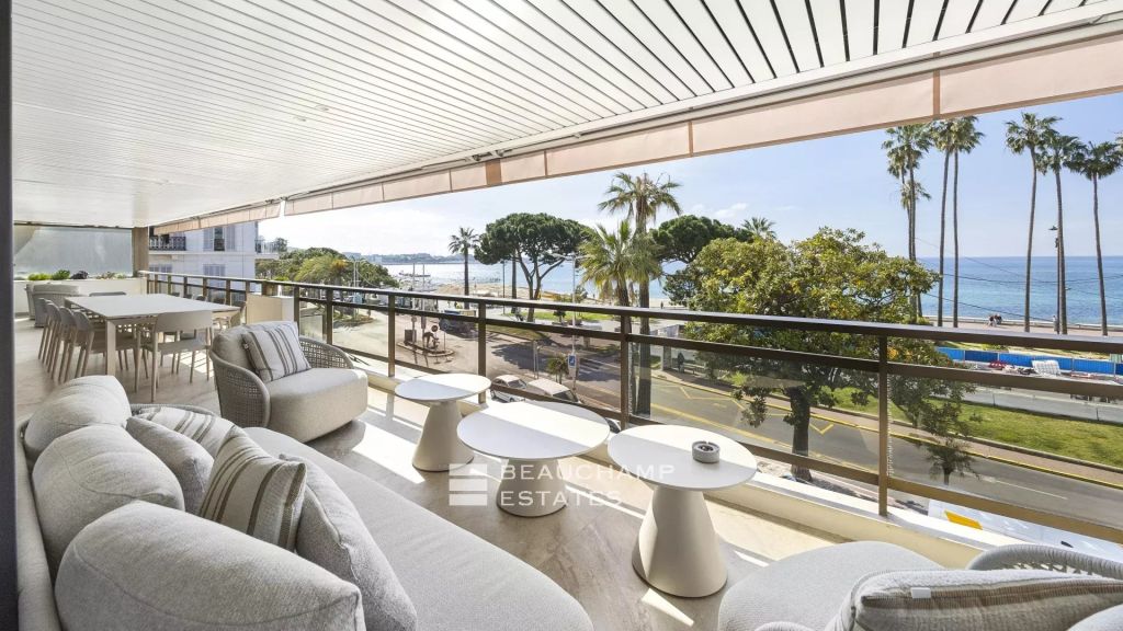 Apartment with terrace and panoramic sea views – Cannes Palais des Festivals