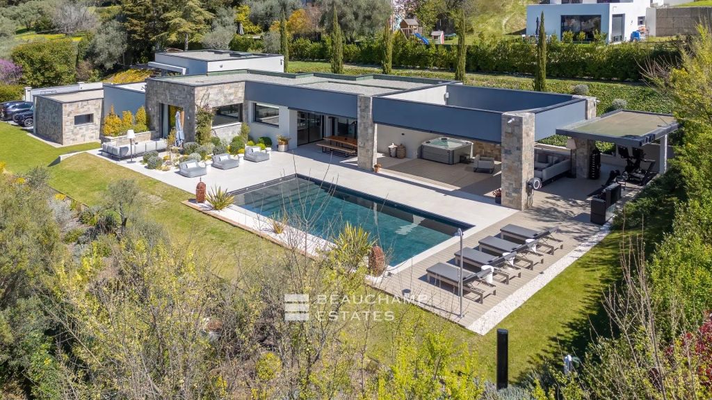 Contemporary 4-bedroom villa in Mouans-Sartoux with a pool