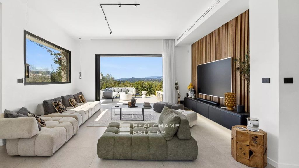 Contemporary 4-bedroom villa in Mouans-Sartoux with a pool