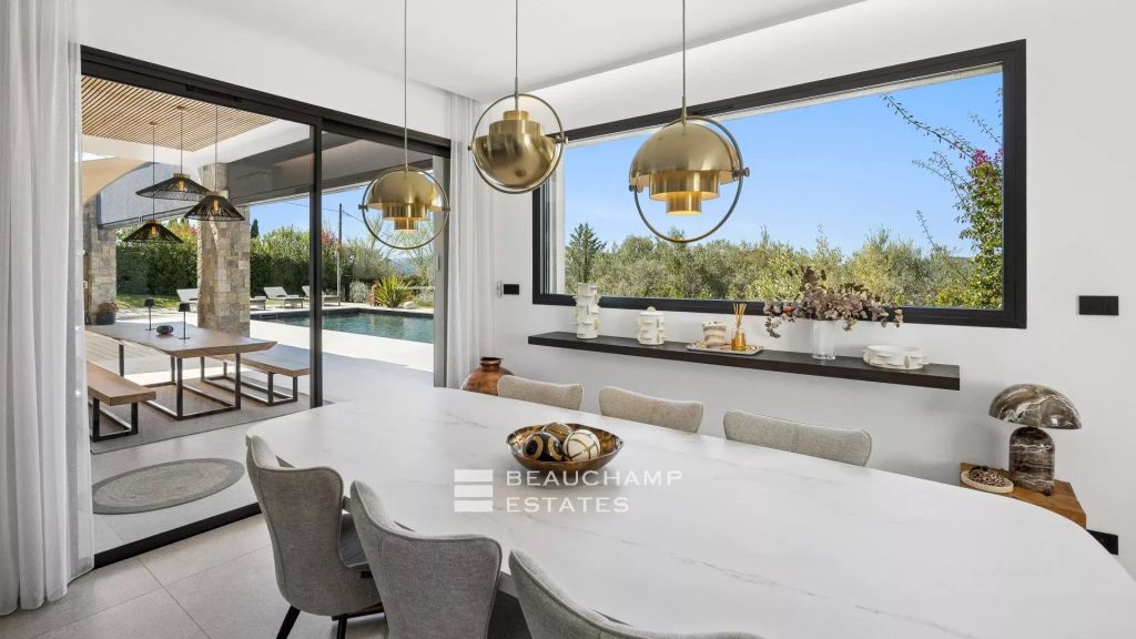 Contemporary 4-bedroom villa in Mouans-Sartoux with a pool