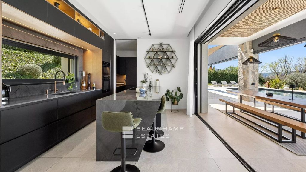 Contemporary 4-bedroom villa in Mouans-Sartoux with a pool