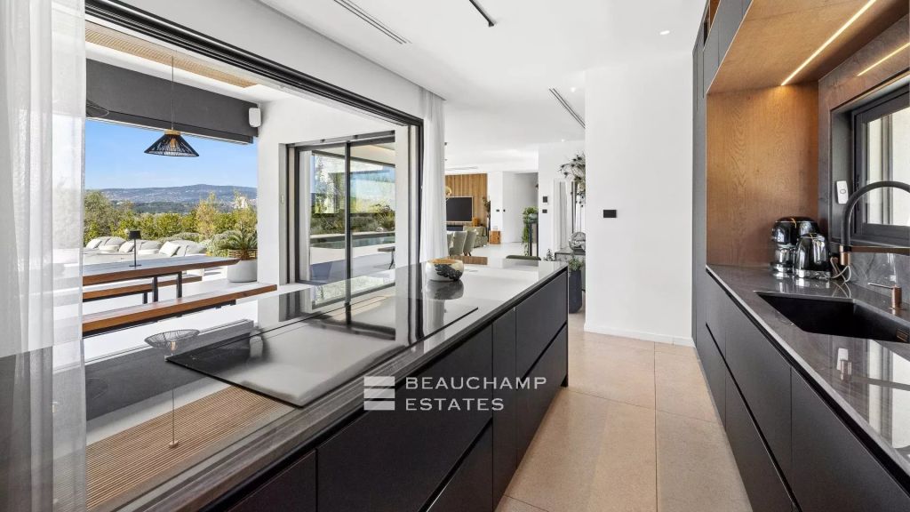 Contemporary 4-bedroom villa in Mouans-Sartoux with a pool