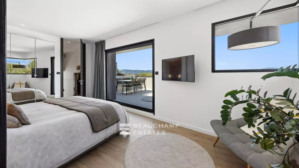 Contemporary 4-bedroom villa in Mouans-Sartoux with a pool