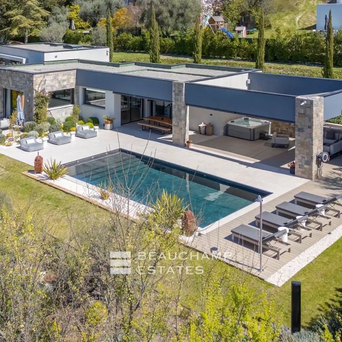 Contemporary 4-bedroom villa in Mouans-Sartoux with a pool