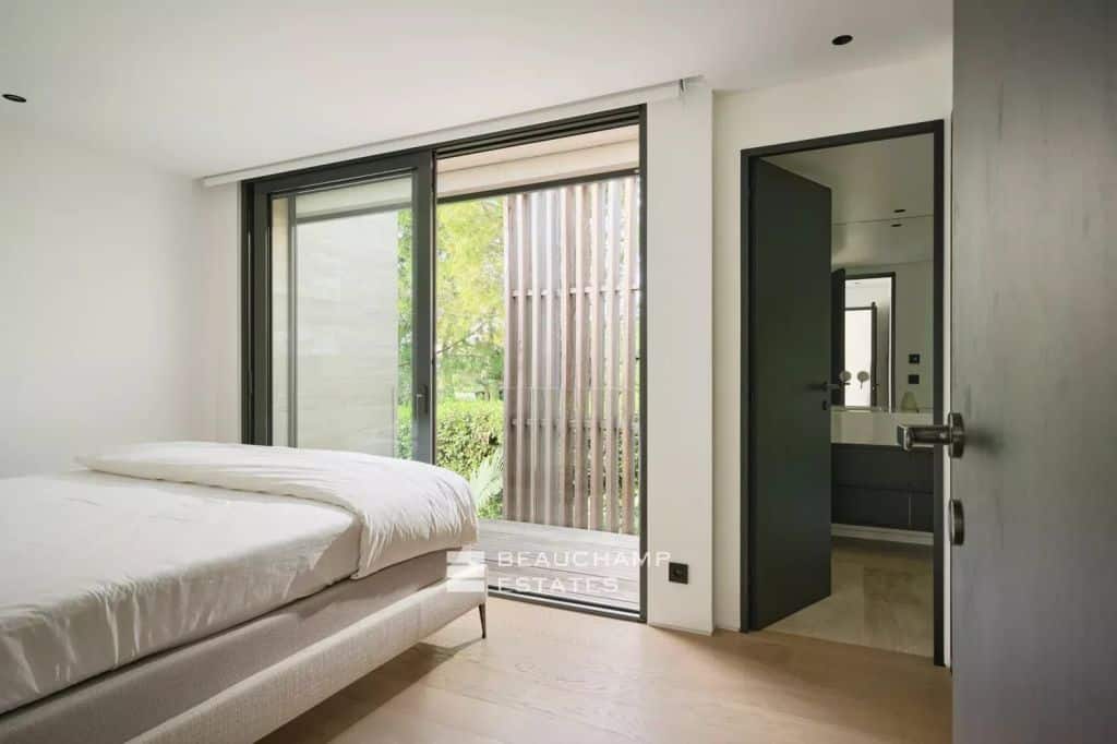 Contemporary 5-bedroom villa within walking distance of the beaches – Cap d’Antibes