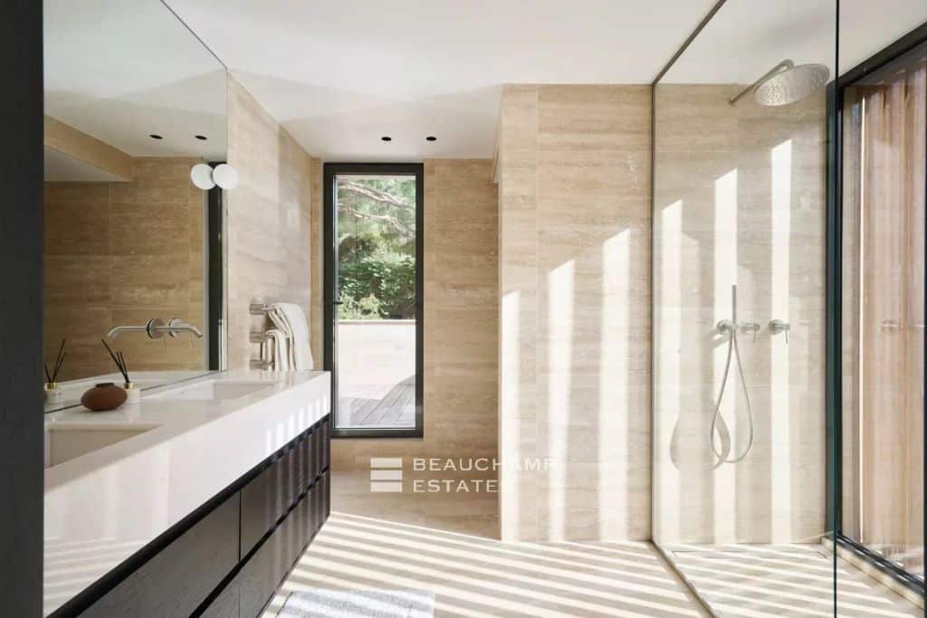 Contemporary 5-bedroom villa within walking distance of the beaches – Cap d’Antibes