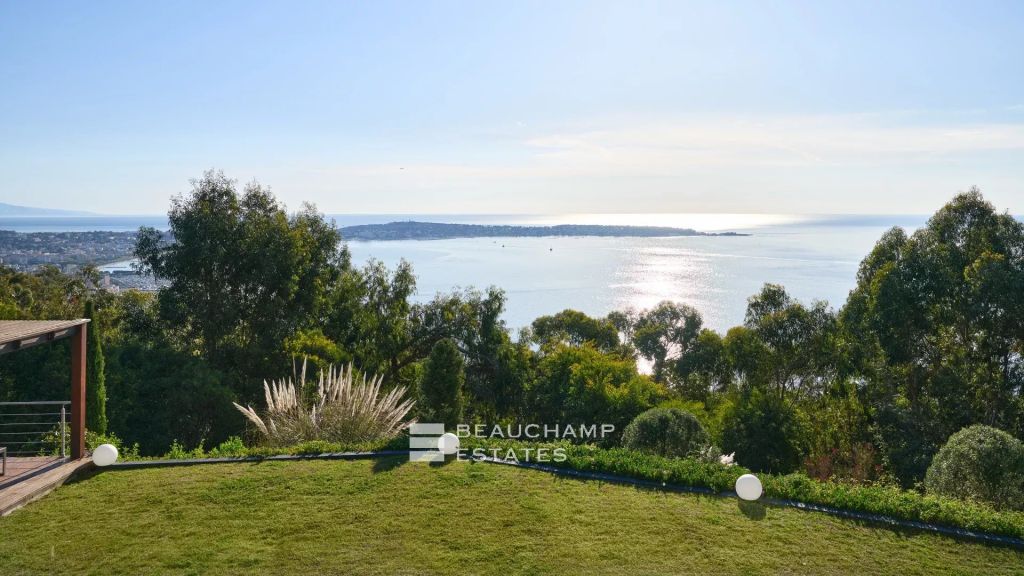 Contemporary villa with panoramic sea view – Cannes