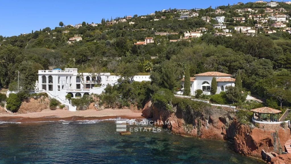 Exceptional waterfront property just a few meters from the Cap Roux Nature Reserve