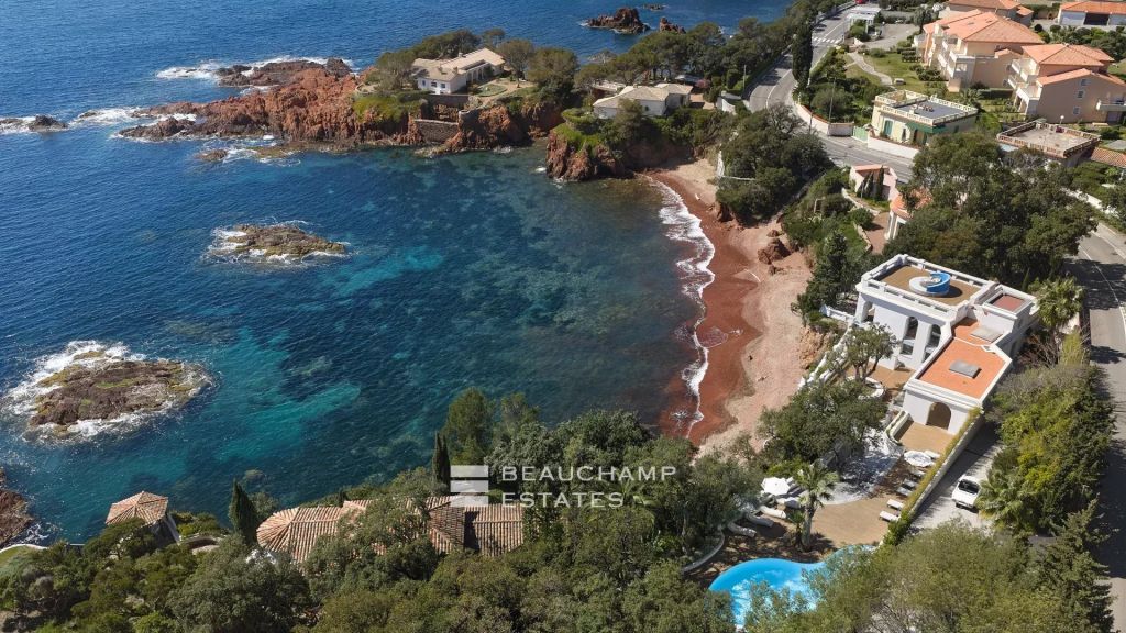 Exceptional waterfront property just a few meters from the Cap Roux Nature Reserve