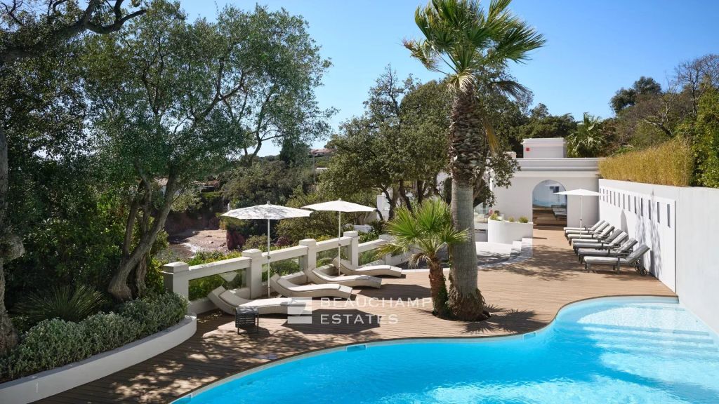 Exceptional waterfront property just a few meters from the Cap Roux Nature Reserve