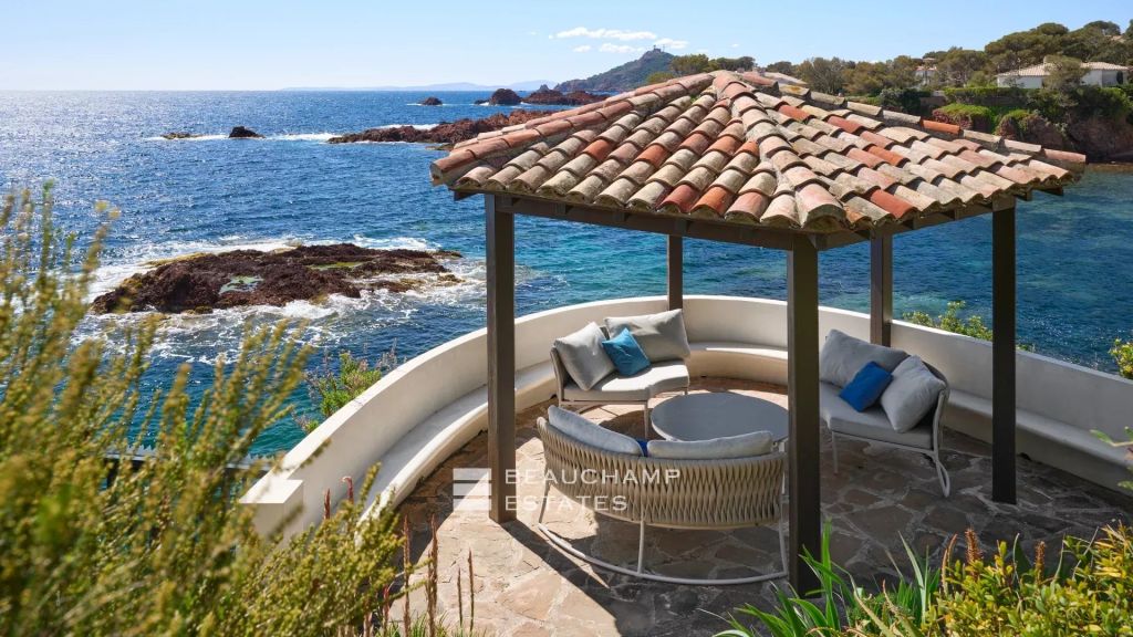 Exceptional waterfront property just a few meters from the Cap Roux Nature Reserve