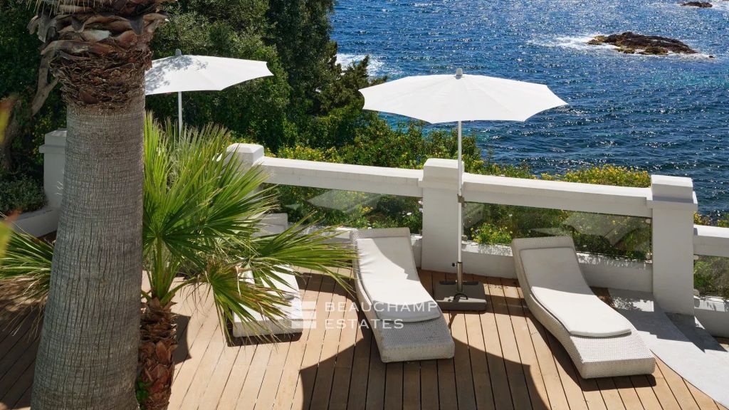 Exceptional waterfront property just a few meters from the Cap Roux Nature Reserve