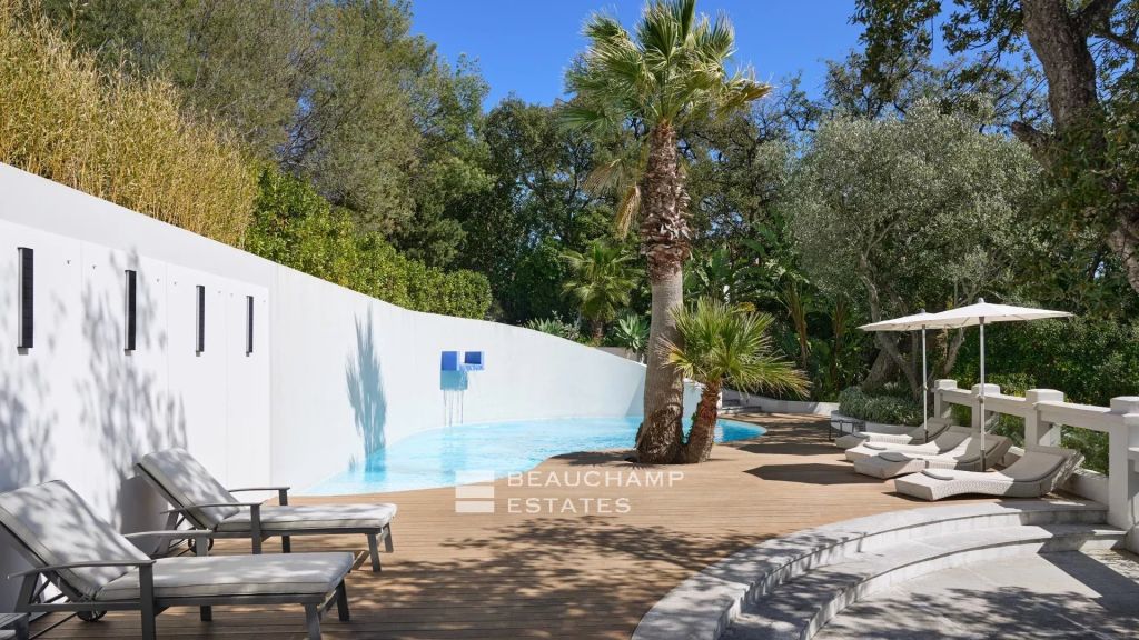 Exceptional waterfront property just a few meters from the Cap Roux Nature Reserve