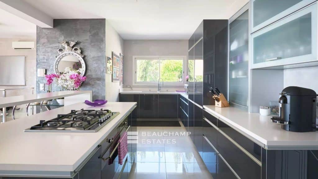 Exclusive – Stunning 5-bedroom modern villa with panoramic sea view – Golfe Juan