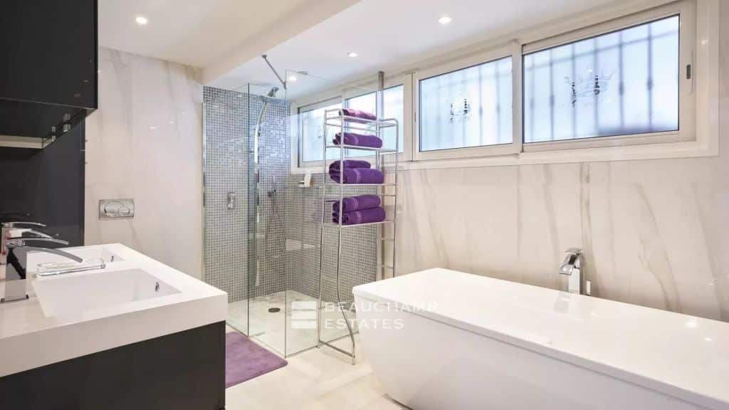 Exclusive – Stunning 5-bedroom modern villa with panoramic sea view – Golfe Juan