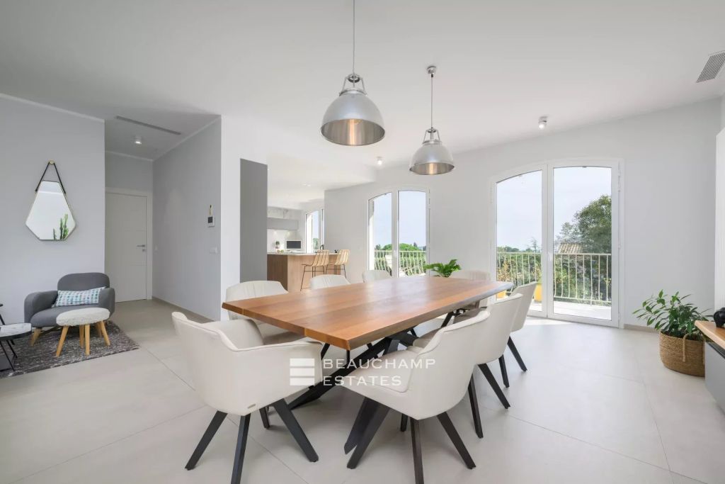 Five-bedroom Neo-Provençal villa with sea view – Mougins